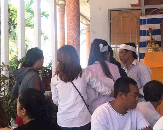  Nhiều người đến chia buồn với gia đình bà Nhung