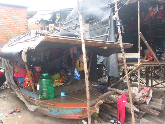 Chiếc ghe cũ nát trở thành nhà của chị Xuyến