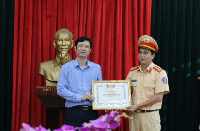  Bí thư Tỉnh đoàn Thanh Hóa tặng bằng khen cho Đại úy Lê Đăng Giang.