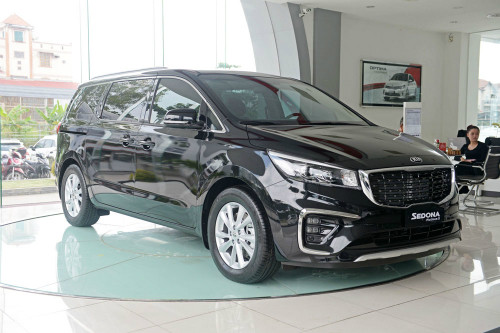 Kia Sedona bản nâng cấp tại một đại lý.