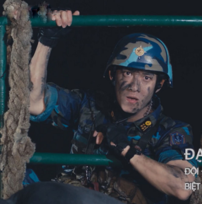 Các chiến sĩ trong đội đặc nhiệm cảnh sát biển đội mũ cứng, đeo sao nhưng lại bôi mặt ngụy trang Các chiến sĩ trong đội đặc nhiệm cảnh sát biển đội mũ cứng, đeo sao nhưng lại bôi mặt ngụy trang