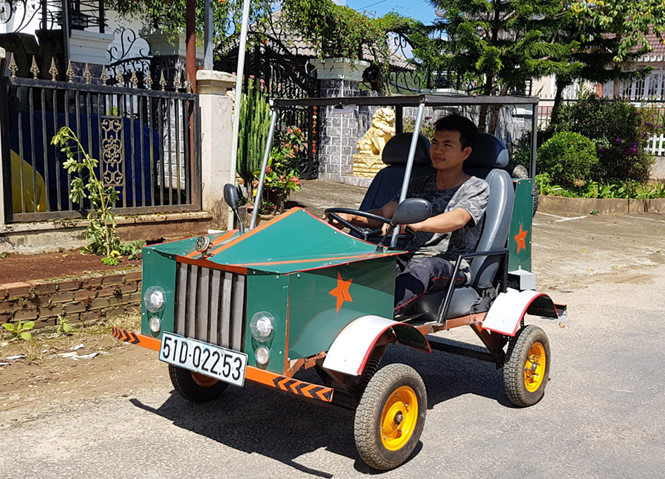 Anh Lê Ngọc Sơn và xe điện tự chế ẢNH: LÂM VIÊN Anh Lê Ngọc Sơn và xe điện tự chế ẢNH: LÂM VIÊN