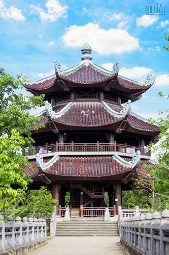 Tháp chuông với hình dáng tựa hoa sen là một trong những kiến trúc nổi bật của quần thể du lịch tâm linh Bái Đính.