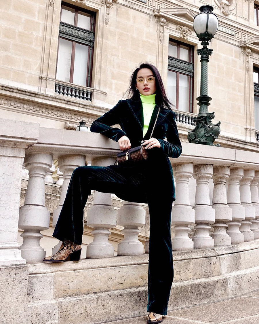Tại Tuần lễ thời trang Paris vừa qua, Khánh Linh có cơ hội xuất hiện trong bảng best street style của các tạp chí Elle, Harper's Bazaar và The Impression. Điều này giúp 9X Hà thành ngày càng được chú ý hơn. Với bộ suit nhung thời thượng, cô mặc cùng áo cổ lọ xanh neon. Bộ đôi giày cao gót họa tiết da rắn và túi xách LV trở thành điểm nhấn trang phục. Tại Tuần lễ thời trang Paris vừa qua, Khánh Linh có cơ hội xuất hiện trong bảng best street style của các tạp chí Elle, Harper's Bazaar và The Impression. Điều này giúp 9X Hà thành ngày càng được chú ý hơn. Với bộ suit nhung thời thượng, cô mặc cùng áo cổ lọ xanh neon. Bộ đôi giày cao gót họa tiết da rắn và túi xách LV trở thành điểm nhấn trang phục.