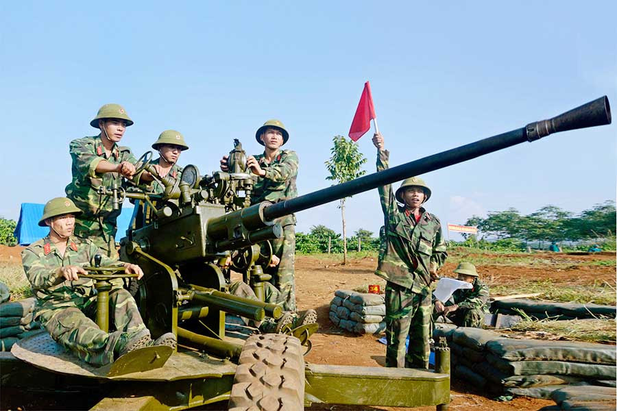 Khẩu đội Pháo Phòng không 37 mm luyện tập bắn, bám sát mục tiêu trên thao trường. Ảnh: Phan Tiến Dũng