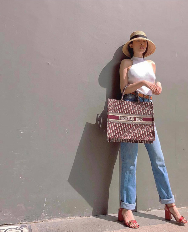  Ngoài trang phục tôn đường cong hình thể, các kiểu phụ kiện kính mắt và túi xách đồng điệu cùng xu hướng cũng luôn được Tóc Tiên để tâm.