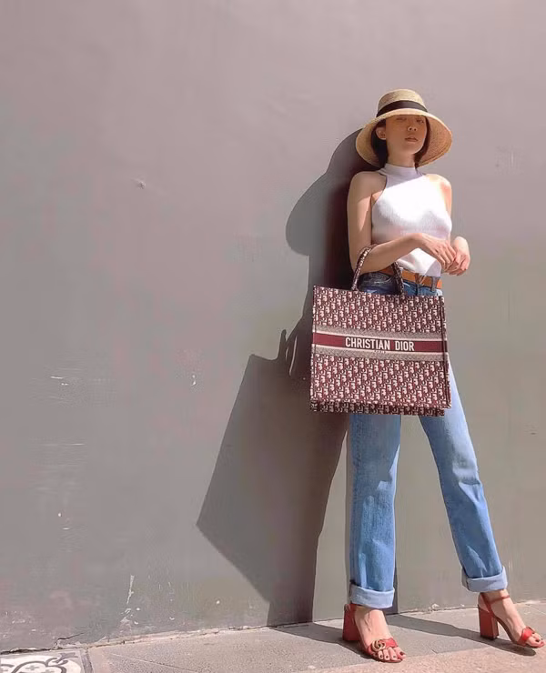  Ngoài trang phục tôn đường cong hình thể, các kiểu phụ kiện kính mắt và túi xách đồng điệu cùng xu hướng cũng luôn được Tóc Tiên để tâm.