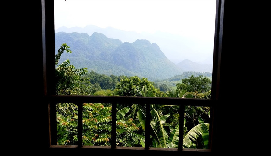  Du khách đến đây, có thể lưu trú trong các căn nhà sàn của người dân bản địa với mức giá bình dân.