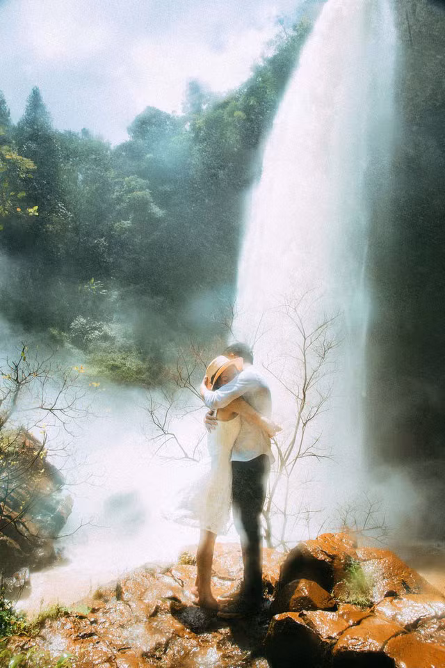  Dù một năm chỉ được gặp nhau mấy lần, chính vì thế nên cả hai càng cố gắng hơn để đối phương không cảm thấy tủi thân. Nhưng tình yêu thì không tránh khỏi những khi cãi vã, “nhiều lúc giận nhau muốn dừng lại, rồi nhớ, thương nhau lại quay về, y hệt như có một sợi dây vô hình kết nối cả hai với nhau”.