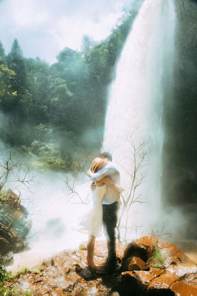 Dù một năm chỉ được gặp nhau mấy lần, chính vì thế nên cả hai càng cố gắng hơn để đối phương không cảm thấy tủi thân. Nhưng tình yêu thì không tránh khỏi những khi cãi vã, “nhiều lúc giận nhau muốn dừng lại, rồi nhớ, thương nhau lại quay về, y hệt như có một sợi dây vô hình kết nối cả hai với nhau”.  Dù một năm chỉ được gặp nhau mấy lần, chính vì thế nên cả hai càng cố gắng hơn để đối phương không cảm thấy tủi thân. Nhưng tình yêu thì không tránh khỏi những khi cãi vã, “nhiều lúc giận nhau muốn dừng lại, rồi nhớ, thương nhau lại quay về, y hệt như có một sợi dây vô hình kết nối cả hai với nhau”.