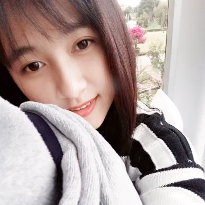 Dân mạng khen ngợi vẻ đẹp mộc mạc của cô giáo 21 tuổi. Ảnh: FBNV.