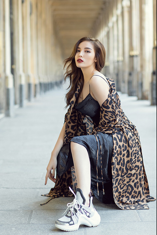  Áo choàng mỏng được người đẹp kết hợp cùng váy hai dây, giầy sneaker đế thô mang tới sự phá cách.