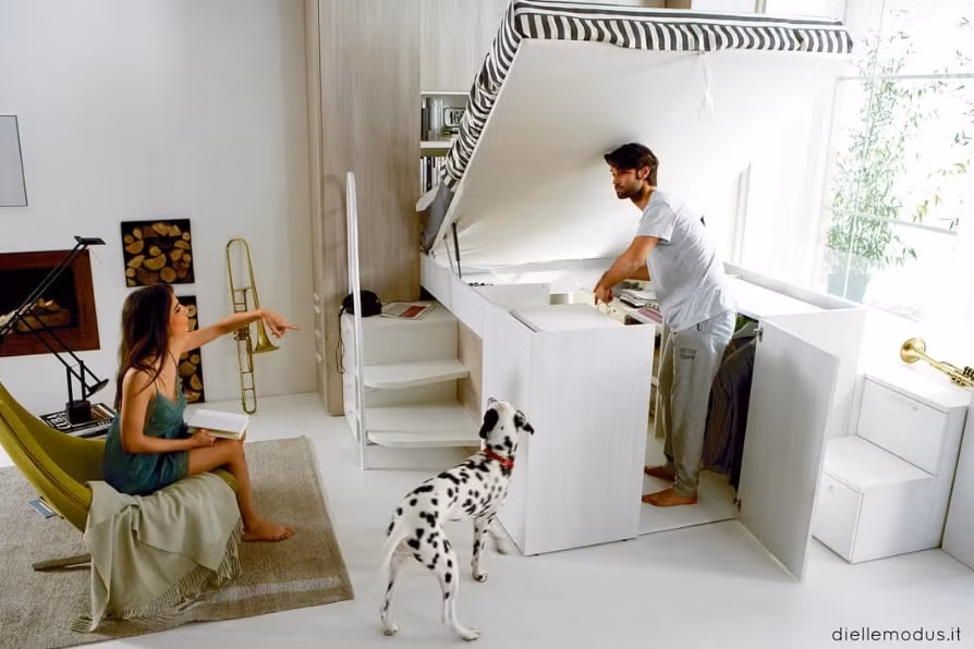 Giường tiết kiệm không gian. Sản phẩm của nhà sản xuất đồ nội thất Italia, Dielle cao hơn nhiều so với giường bình thường, bởi bên dưới tấm nệm là các ngăn chứa đồ, bạn có thể cất quần áo, sách vở của mình vào đây. 