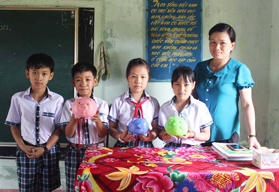  Những chú heo tiết kiệm của chi đội 4B. Ảnh: P.L