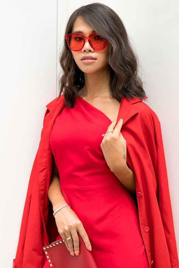 Nếu lo lắng thời tiết mùa thu chuyển lạnh, các cô gái có thể chọn thêm áo khoác dáng dài cùng tông màu, đảm bảo vẻ ngoài thời thượng.