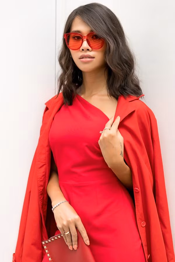 Nếu lo lắng thời tiết mùa thu chuyển lạnh, các cô gái có thể chọn thêm áo khoác dáng dài cùng tông màu, đảm bảo vẻ ngoài thời thượng.