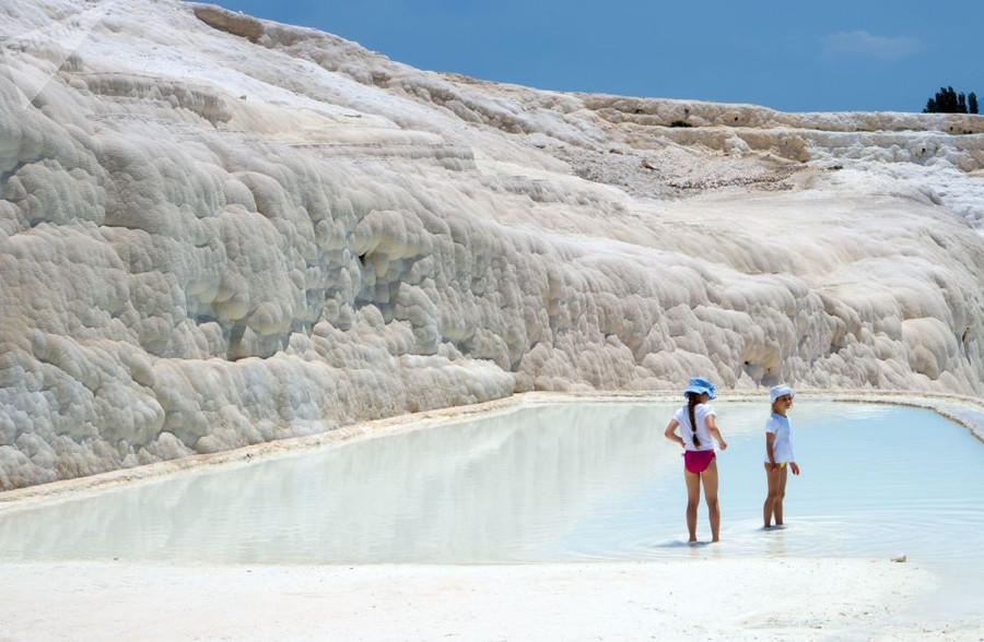 Hồ bậc thang Pamukkale Travertine chứa đầy nước khoáng nóng tự nhiên ở Pamukkale, Thổ Nhĩ Kỳ. (Ảnh: Sputnik)