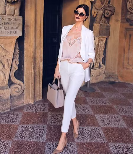 Cô không ngần ngại thử nhiều trang phục với phong cách khác nhau. Từ lịch sự, trang nhã...