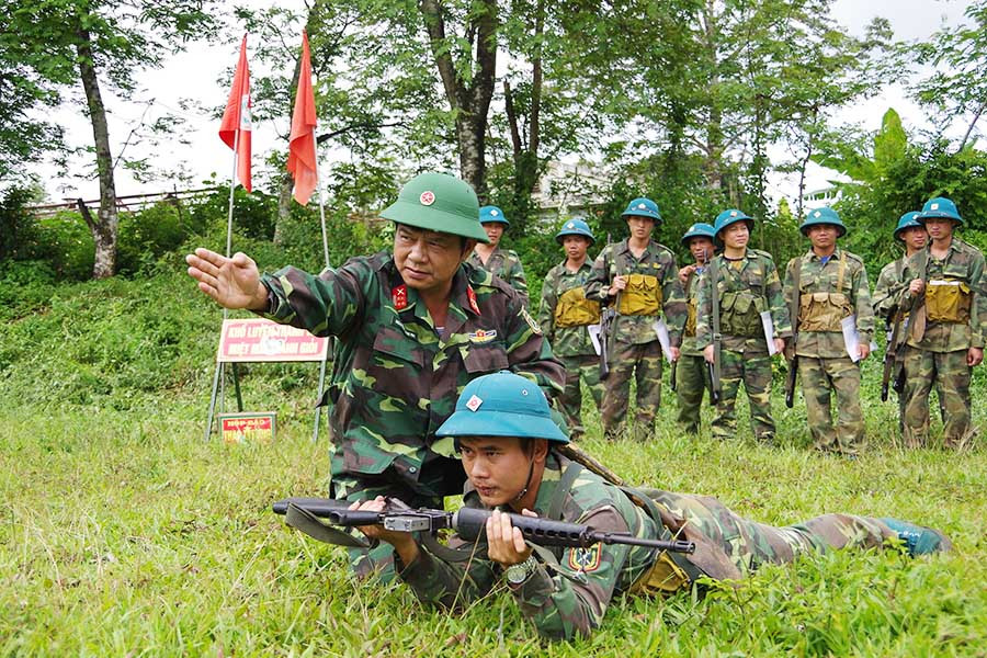  Đại tá Nguyễn Xuân Phi hướng dẫn các học viên tại Trường Quân sự địa phương. Ảnh: H.B Đại tá Phạm Mạnh Hùng-Phó Chính ủy Bộ Chỉ huy Quân sự tỉnh: “Đồng chí Nguyễn Xuân Phi là người năng nổ, nhiệt tình. Đặc biệt, trong mỗi giai đoạn, mỗi cương vị công tác, đồng chí luôn hoàn hành xuất sắc nhiệm vụ được giao, góp phần tô thắm thêm hình ảnh “Bộ đội Cụ Hồ” trong lòng nhân dân”.