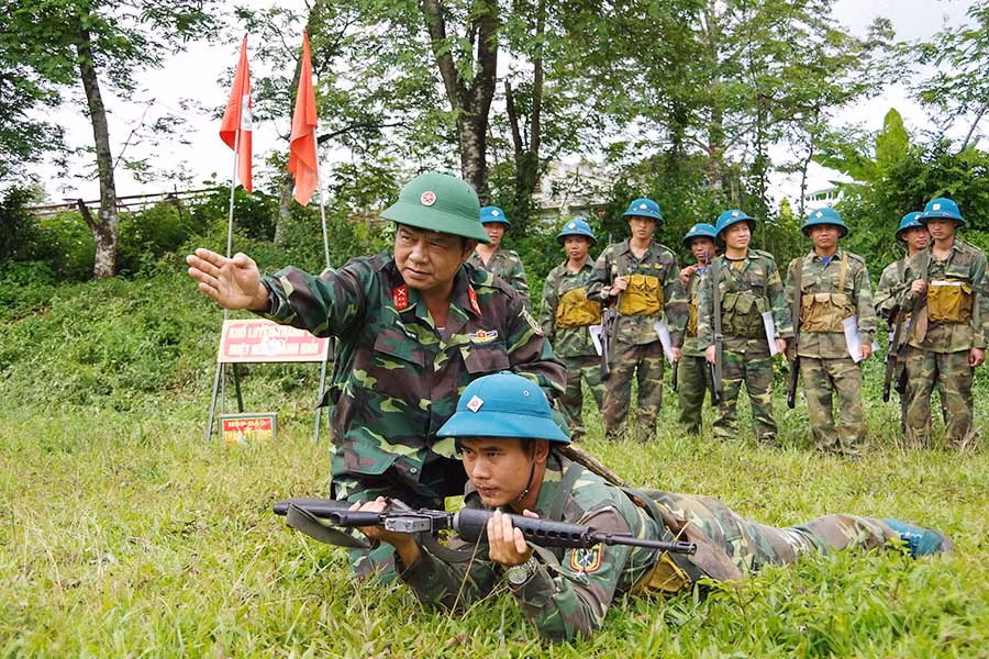  Đại tá Nguyễn Xuân Phi hướng dẫn các học viên tại Trường Quân sự địa phương. Ảnh: H.B Đại tá Phạm Mạnh Hùng-Phó Chính ủy Bộ Chỉ huy Quân sự tỉnh: “Đồng chí Nguyễn Xuân Phi là người năng nổ, nhiệt tình. Đặc biệt, trong mỗi giai đoạn, mỗi cương vị công tác, đồng chí luôn hoàn hành xuất sắc nhiệm vụ được giao, góp phần tô thắm thêm hình ảnh “Bộ đội Cụ Hồ” trong lòng nhân dân”.