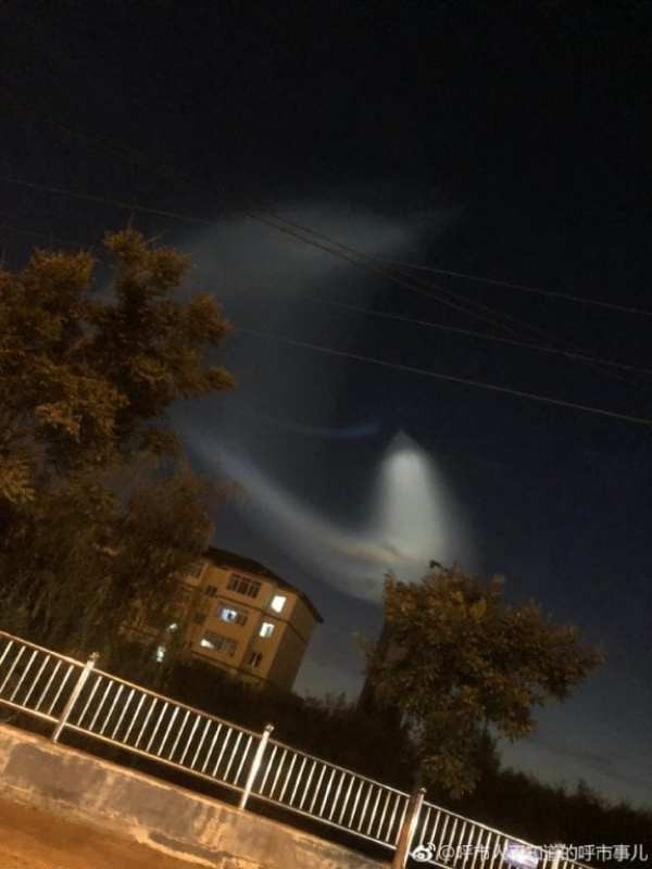 Hình ảnh về vật thể lạ được nhiều dân mạng chia sẻ cùng lúc