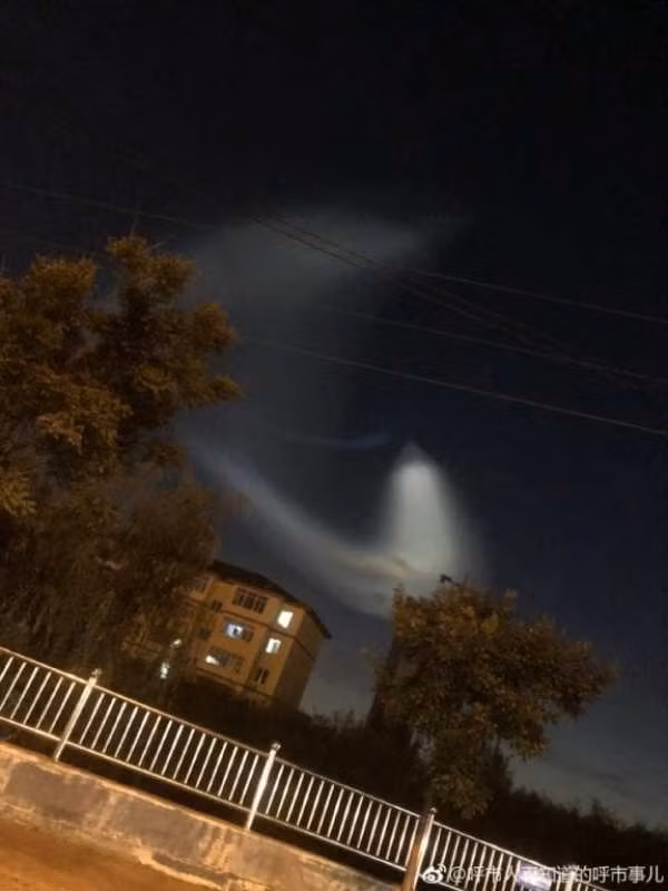 Hình ảnh về vật thể lạ được nhiều dân mạng chia sẻ cùng lúc