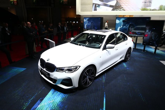 Tại triển lãm Paris 2018, BMW chính thức vén màn series 3 thế hệ thứ 7. Là một trong những dòng xe chủ lực của thương hiệu Đức, series 3 mới lột xác thiết kế, thể thao, hiện đại hơn nhưng vẫn giữ chất nam tính đặc trưng của BMW. Tại triển lãm Paris 2018, BMW chính thức vén màn series 3 thế hệ thứ 7. Là một trong những dòng xe chủ lực của thương hiệu Đức, series 3 mới lột xác thiết kế, thể thao, hiện đại hơn nhưng vẫn giữ chất nam tính đặc trưng của BMW.