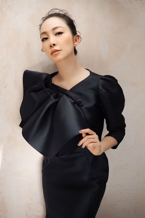 Vẻ đẹp nhẹ nhàng và thần thái sang trọng của Linh Nga càng giúp các thiết kế trở nên cuốn hút hơn. Vẻ đẹp nhẹ nhàng và thần thái sang trọng của Linh Nga càng giúp các thiết kế trở nên cuốn hút hơn.