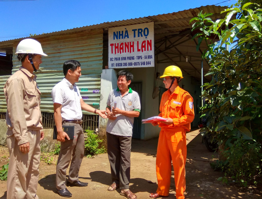 Cán bộ điện lực và phòng Kinh tế hạ tầng tuyên truyền và hướng dẫn các khu trọ về giá điện bán lẻ. Ảnh: Lê Lan