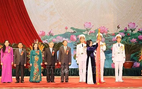 Quyền Chủ tịch nước Đặng Thị Ngọc Thịnh trao Huân chương Lao động hạng Nhất cho Ủy ban Kiểm tra Trung ương. Ảnh: TTXVN