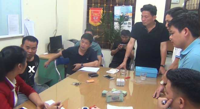 Công an tỉnh Lào Cai làm việc với Tằng Cẩm Bằng (đánh dấu X). Ảnh: Tuấn Thanh.