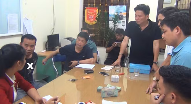 Công an tỉnh Lào Cai làm việc với Tằng Cẩm Bằng (đánh dấu X). Ảnh: Tuấn Thanh.