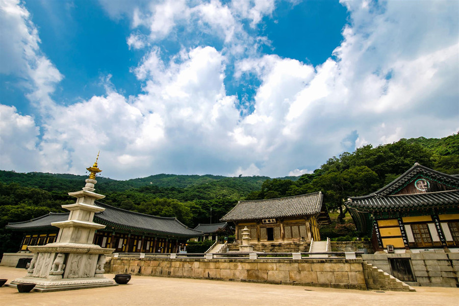 Sudeoksa là một trong số ít đền, chùa ở Hàn Quốc có các ni cô. Đây cũng là nơi thường xuyên tổ chức khóa thiền, sinh hoạt tại chùa (temple stay) cho mọi Phật tử. Người trải nghiệm được tham gia vào những hoạt động tâm linh độc đáo mang đậm văn hóa Hàn Quốc như trà đàm với các cao tăng, làm lồng đèn, xâu chuỗi tràng hạt, học thiền, đánh chuông và ngắm mặt trời mọc.