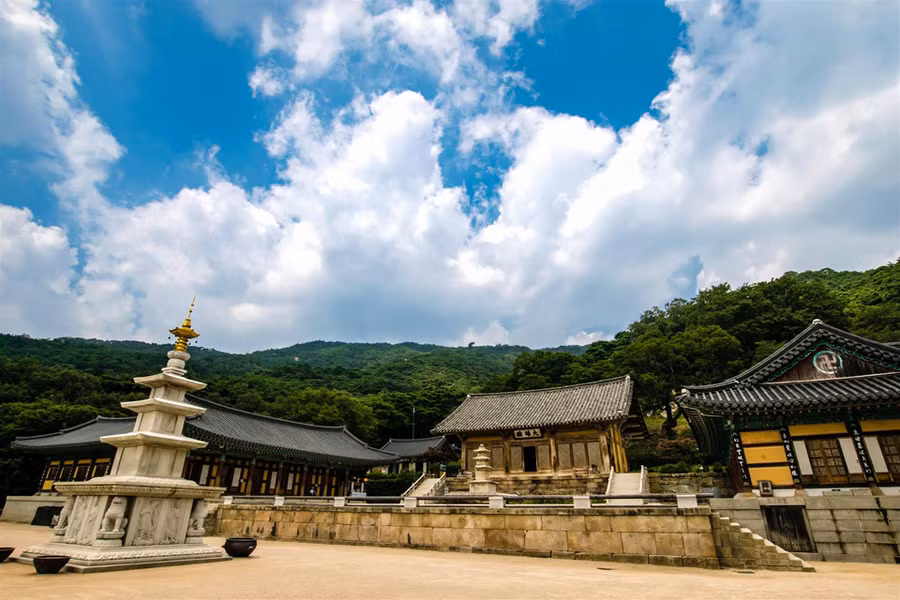 Sudeoksa là một trong số ít đền, chùa ở Hàn Quốc có các ni cô. Đây cũng là nơi thường xuyên tổ chức khóa thiền, sinh hoạt tại chùa (temple stay) cho mọi Phật tử. Người trải nghiệm được tham gia vào những hoạt động tâm linh độc đáo mang đậm văn hóa Hàn Quốc như trà đàm với các cao tăng, làm lồng đèn, xâu chuỗi tràng hạt, học thiền, đánh chuông và ngắm mặt trời mọc.