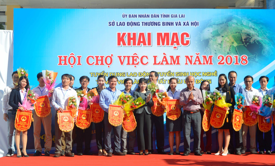 Ban tổ chức Hội chợ việc làm trao cờ và hoa cho các doanh nghiệp, cơ sở đào tạo tham gia. Ảnh: Đinh Yến Ban tổ chức Hội chợ việc làm trao cờ và hoa cho các doanh nghiệp, cơ sở đào tạo tham gia. Ảnh: Đinh Yến