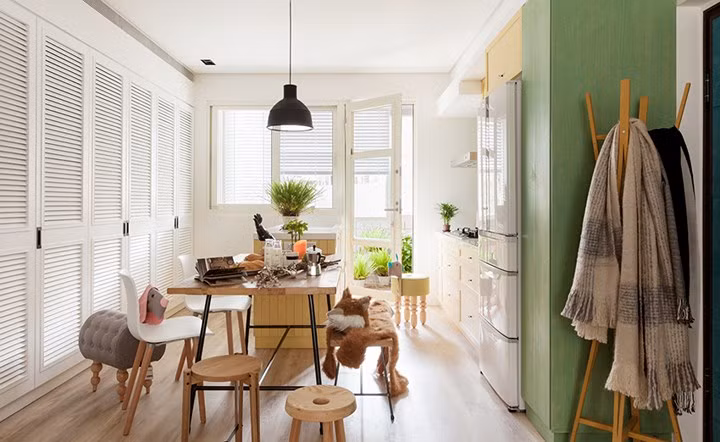  Bộ bàn ghế ăn với đủ các loại ghế phân chia theo lứa tuổi và tầm vóc của từng thành viên trong gia đình.