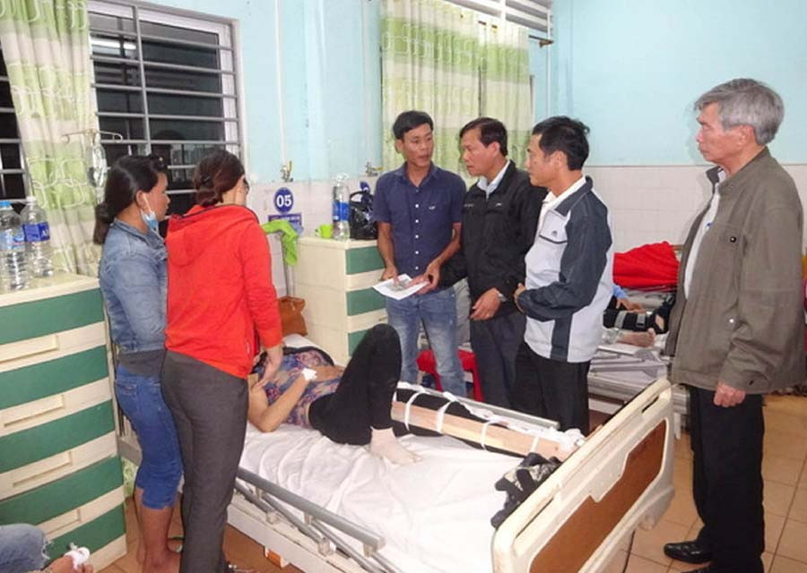 Ban an toàn giao thông tỉnh đến thăm và động viên gia đình nạn nhân. Ảnh: Hà Phương