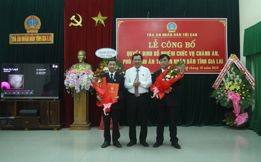 Đại diện lãnh đạo TAND tối cao trao quyết định bổ nhiệm cho ông Phạm Duy Lam và ông Hà Viết Toàn. Ảnh: Văn Ngọc