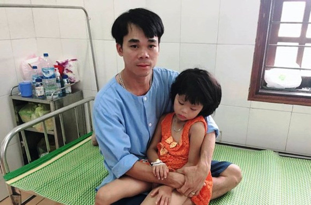 Cháu T.T.H. vừa được các bác sĩ kịp thời cứu sống sau khi nuốt phải đầu mẫu bút chì.