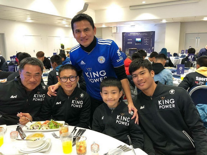 Kiatisak thường xuyên sang Anh để quản lý đội trẻ Thái Lan tại Leicester. Kiatisak thường xuyên sang Anh để quản lý đội trẻ Thái Lan tại Leicester.