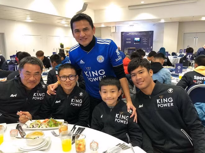 Kiatisak thường xuyên sang Anh để quản lý đội trẻ Thái Lan tại Leicester.