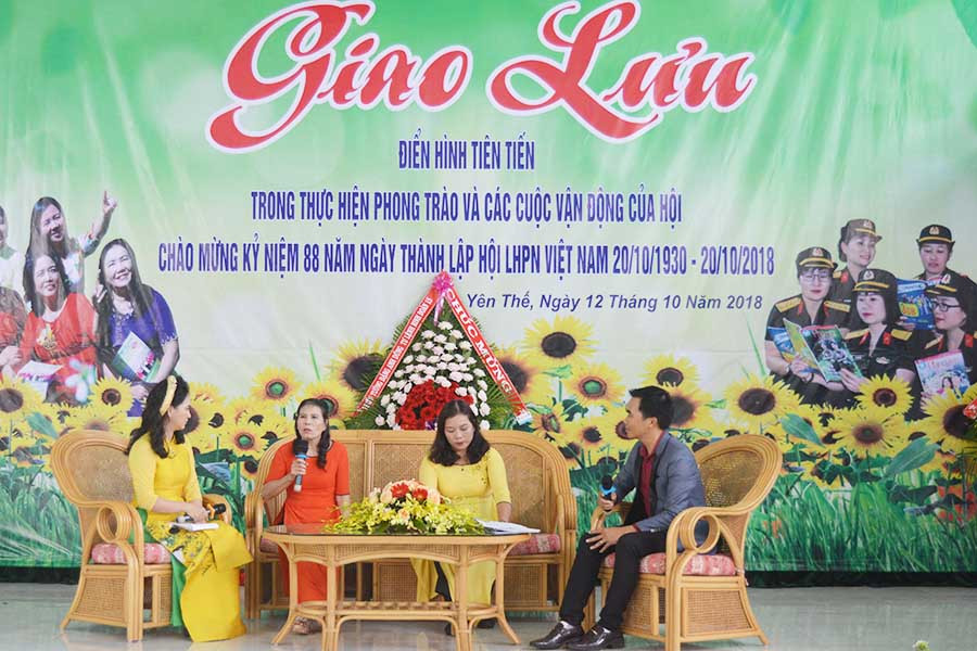Giao lưu với các điển hình tiên tiến. Ảnh: P.D  Giao lưu với các điển hình tiên tiến. Ảnh: P.D