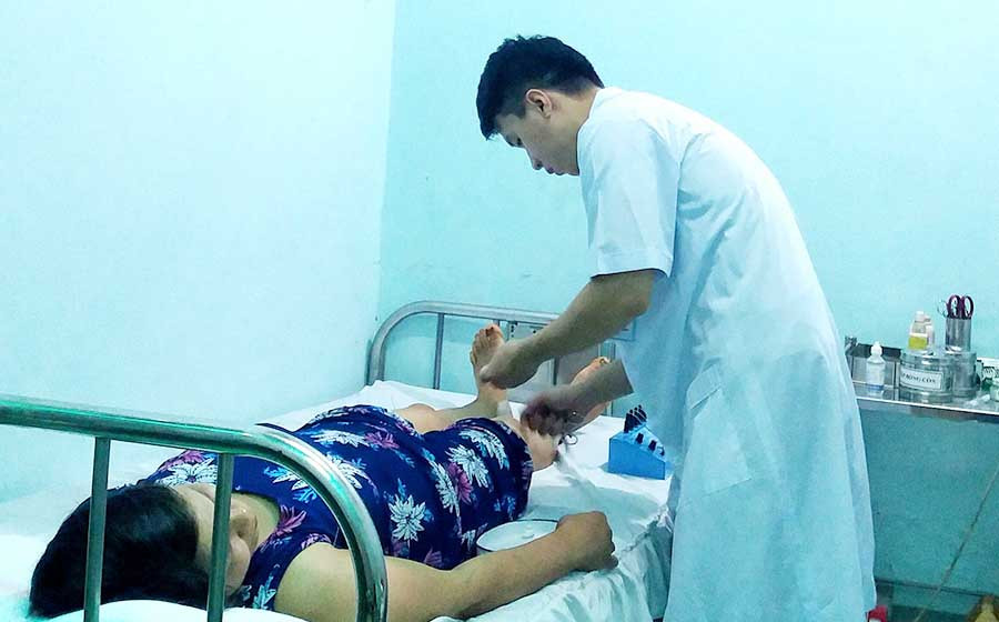  Bác sĩ Tô Văn Dũng thăm khám cho bệnh nhân. Ảnh: N.Y