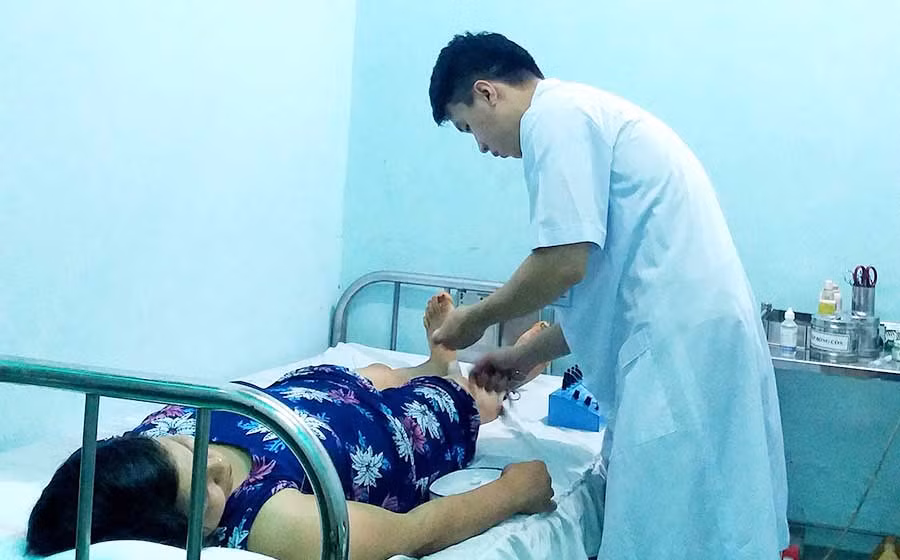  Bác sĩ Tô Văn Dũng thăm khám cho bệnh nhân. Ảnh: N.Y