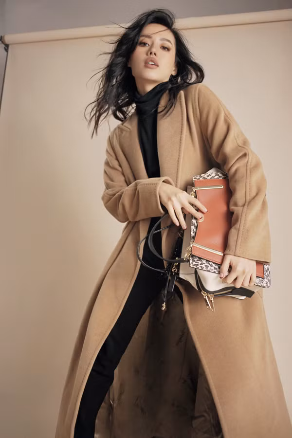 Ngoài áo khoác phao cá tính, áo trench coat dáng dài thanh lịch của nhà mốt Italy cũng khiến hotgirl Hà thành thêm nổi bật. Sự trở lại của màu camel thời thượng mùa đông 2018 một lần nữa khẳng định sức hấp dẫn của tông màu này.