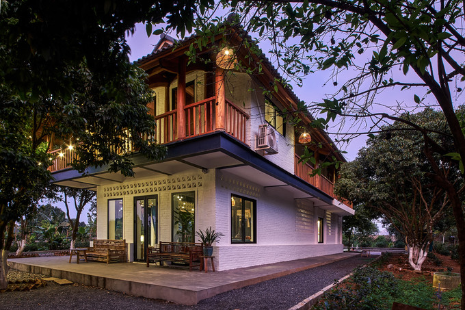 Khung nhà sàn gỗ cũ được gia chủ sưu tập từ lâu trở thành cảm hứng thiết kế cho kiến trúc sư Vương Đạo Hoàng cùng các cộng sự trong văn phòng thiết kế Studio 102. Khung nhà sàn gỗ cũ được gia chủ sưu tập từ lâu trở thành cảm hứng thiết kế cho kiến trúc sư Vương Đạo Hoàng cùng các cộng sự trong văn phòng thiết kế Studio 102.
