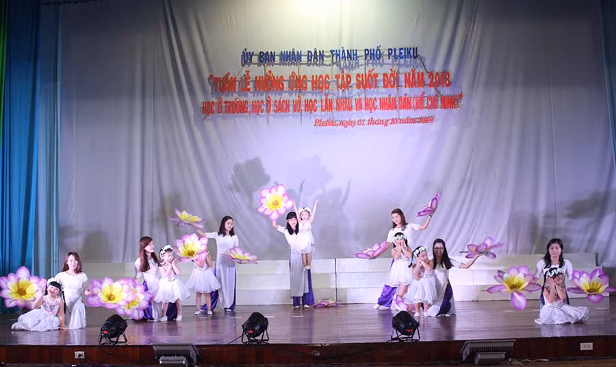 Biểu diễn văn nghệ tại lễ khai mạc. Ảnh: Nguyễn Giang