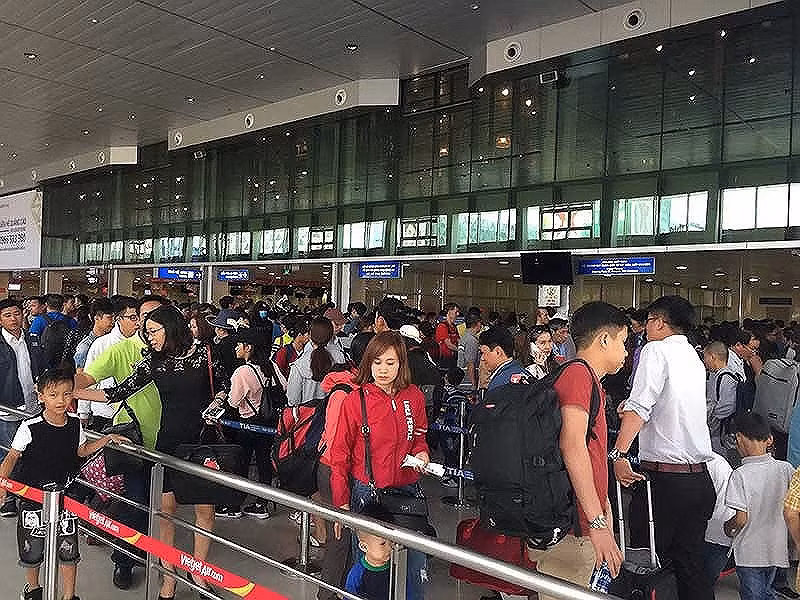 Đại diện các hãng không trong nước lưu ý, trong thời gian cao điểm, hành khách mua vé trên website, đại lý, phòng vé chính thức và yêu cầu lấy hóa đơn để đảm bảo không mua phải vé giả, vé bị nâng giá. Ảnh: P.ĐIỀN