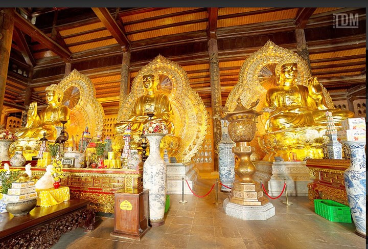  Trong điện có 56 cột bê tông cốt thép, gồm hai hàng cột cái ở giữa, mỗi hàng 4 cột; hai hàng cột trung, mỗi hàng 4 cột; cột con ở bốn phía gồm 20 cột, cột hiên ờ bốn phía gồm 20 cột. 