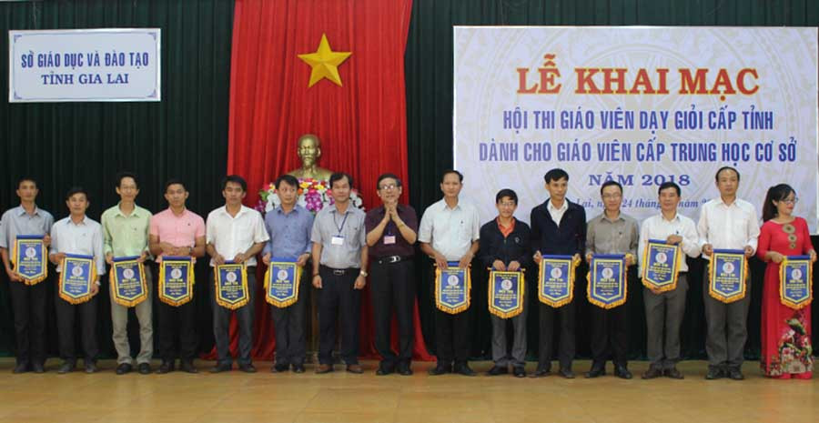 Ban tổ chức trao cờ lưu niệm Khai mạc thi giáo viên dạy giỏi cấp tỉnh. Ảnh: Nguyễn Giang